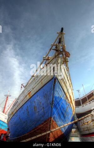 Hölzerne Segelschiff am Sunda Kelapa Hafen, Nord-Jakarta, Indonesien. Stockfoto