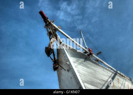 Hölzerne Segelschiff am Sunda Kelapa Hafen, Nord-Jakarta, Indonesien. Stockfoto