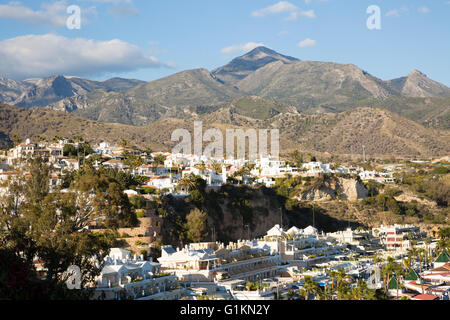 Beliebtes Urlaubsziel Resort Stadt Nerja, Provinz Malaga, Spanien Blick landeinwärts auf Berge Stockfoto