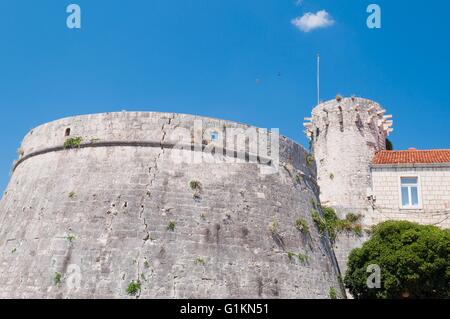 Einer der Türme in der alten Stadtmauer von Korcula in Kroatien Stockfoto