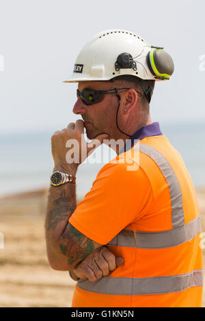 Arbeiter tragen hoch Hallo viz Vis Sichtbarkeit Jacke am Strand von Bournemouth Stockfoto