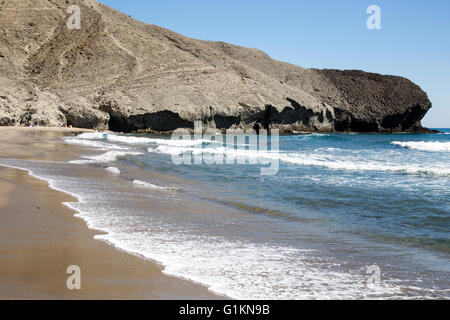 Felsvorsprung am Playa Mónsul sandigen Strand, Naturpark Cabo de Gata, Almeria, Spanien Stockfoto