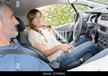 Sicherheitsgurt aufsetzen Stockfoto