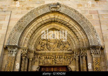 Tympanon der Stiftskirche St. Hilaire. Semur-En Brionnais. Saône et Loire. Frankreich Stockfoto