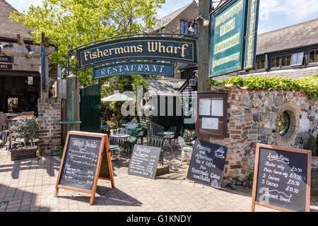 Menü-Tafeln an der Fishermans Wharf Restaurant, Sandwcih, Kent, England UK Stockfoto