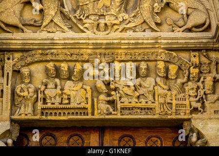 Tympanon der Stiftskirche St. Hilaire. Semur-En Brionnais. Saône et Loire. Frankreich Stockfoto