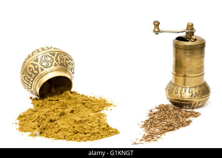 Gemahlener Kreuzkümmel oder jeera powder Trinkgeld von ein Gewürz, Schüssel und ganze Kreuzkümmel-samen neben einem Spice Grinder Stockfoto