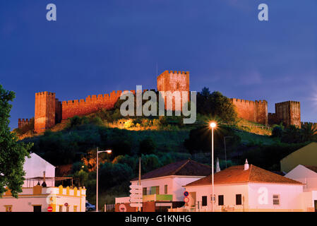 Portugal, Algarve: Nächtlicher Blick auf die maurische Burg von Silves Stockfoto