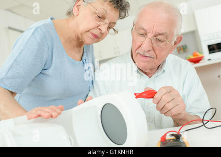 Ältere Paare Befestigung Kaffeemaschine Stockfoto