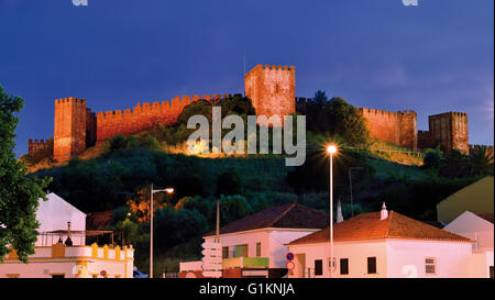 Portugal, Algarve: Nächtlicher Blick auf die maurische Burg von Silves Stockfoto