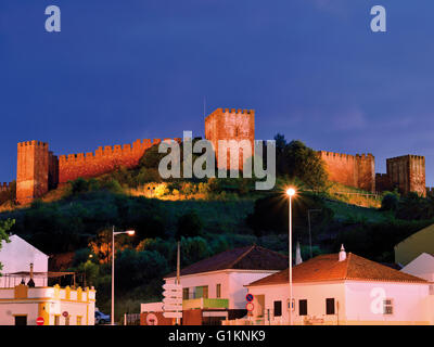 Portugal, Algarve: Nächtlicher Blick auf die maurische Burg von Silves Stockfoto