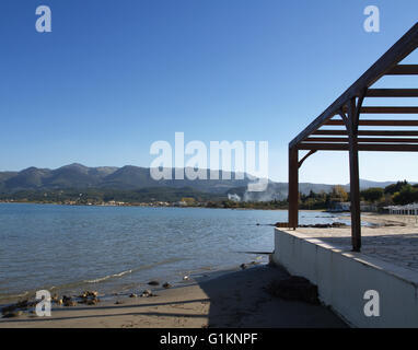 Pergola aus Holz im Mitsis Roda Beach Resort, Roda, Korfu, Griechenland Stockfoto