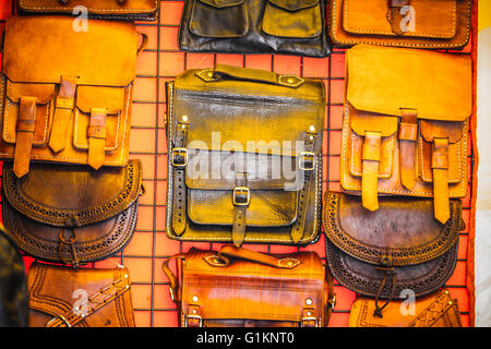 Leder Handwerk Ständen in einem mittelalterlichen Jahrmarkt Stockfoto