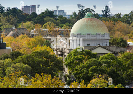 Blick oberhalb der Baumgrenze, mit Blick auf Melbourne City und das MCG die Kuppel der Toorak Shule im Vordergrund Stockfoto