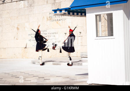 Die Evzonen ist eine historische Elite leichte Infanterie der griechischen Armee. Athen, Zentrum von Athen. Griechenland Stockfoto