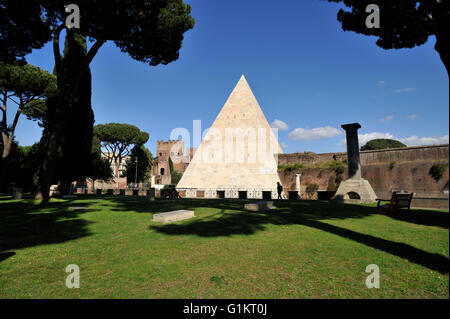 Italien, Rom, Pyramide des Caius Cestius Stockfoto