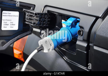 Stecker und Buchse auf ein Elektroauto aufladen Stockfoto