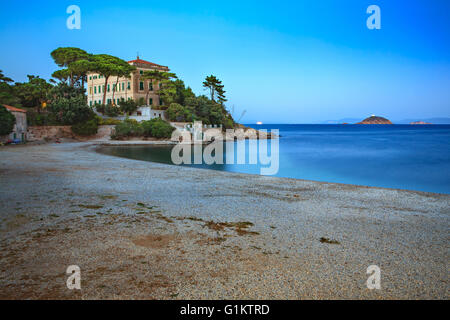 CAVO, Insel ELBA, Italien - ca. AUGUST 2011: Ein Strand in der Nähe von Cavo, Insel Elba, Italien Stockfoto