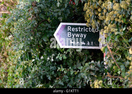 Eingeschränkte Byway Wegweiser auf dem Lande. Boughton Monchelsea Dorf, Maidstone, Kent, UK. Stockfoto