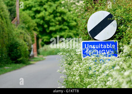 "Ungeeignet für LKWs" Schild an einen Feldweg. Boughton Monchelsea Dorf, Maidstone, Kent, UK. Stockfoto