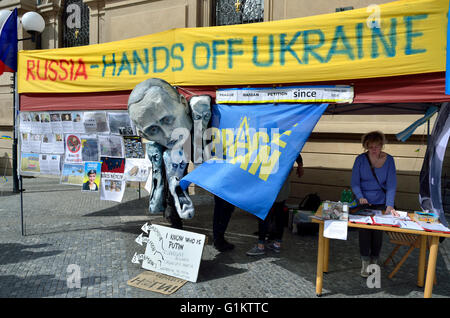 Prag, Tschechische Republik. 14. Mai 2016 protestieren gegen Vladimir Putin am Altstädter Ring "Hands Off Ukraine"... Stockfoto