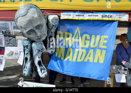 Prag, Tschechische Republik. 14. Mai 2016 protestieren gegen Vladimir Putin am Altstädter Ring "Hands Off Ukraine"... Stockfoto