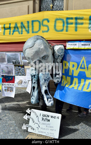 Prag, Tschechische Republik. 14. Mai 2016 protestieren gegen Vladimir Putin am Altstädter Ring "Hands Off Ukraine"... Stockfoto