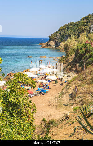 CAVO, Insel ELBA, Italien - ca. AUGUST 2011: Ein Strand in der Nähe von Cavo, Insel Elba, Italien Stockfoto