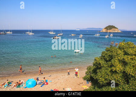 CAVO, Insel ELBA, Italien - ca. AUGUST 2011: Ein Strand in der Nähe von Cavo, Insel Elba, Italien Stockfoto