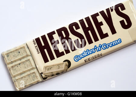 Bar Hershey's Cookies 'n' Cream bar White Chocolate flavored Candy mit cookie Stücke öffnen Inhalt auf weißem Hintergrund zu zeigen Stockfoto