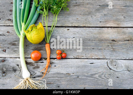 Trendige Bio Karotten, Tomaten, Lauch und Zitrone aus dem Hause Garten Bett auf Scheune Holztisch, australische gewachsen. Stockfoto