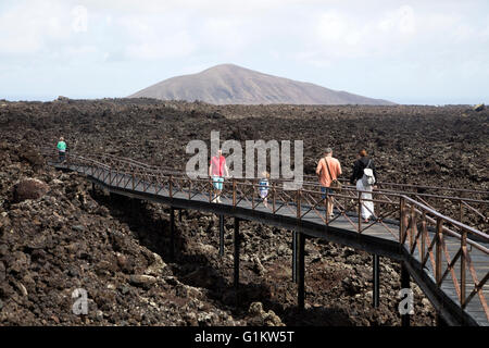 Gehweg über Lava Feld, Timanfaya Vulkan Interpretation und Besucher Zentrum, Lanzarote, Kanarische Inseln, Spanien Stockfoto