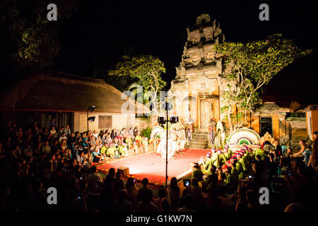 UBUD, BALI, Indonesien - SEP 5, 2014: Ein traditioneller balinesischer zeigen im Zentrum von Ubud, Bali, Indonesien Stockfoto