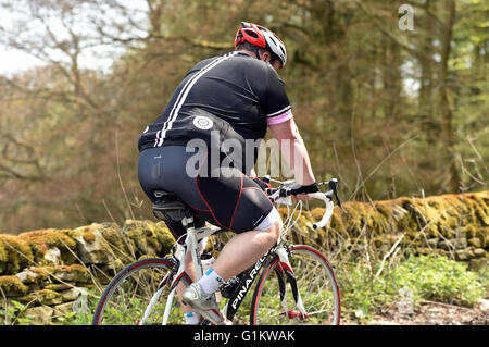 Übergewicht Radsportler, die einen Hügel hinauf auf eine sportliche, Yorkshire Stockfoto