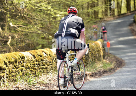 Übergewichtige männliche Radsportler, die einen Hügel hinauf auf eine sportliche, Yorkshire Stockfoto