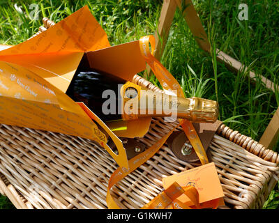 Champagner Sommergarten Veuve Clicquot Luxus Champagner & Geschenk Präsentation Box auf Picknickkorb im Freien im sonnigen grünen Garten Stockfoto