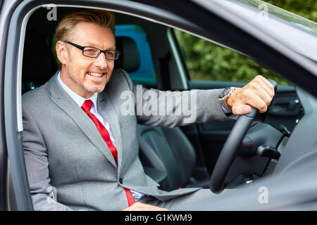 Porträt des Mannes saß in seinem Auto Stockfoto