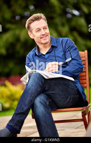 Man setzte sich entspannen im freien Stockfoto
