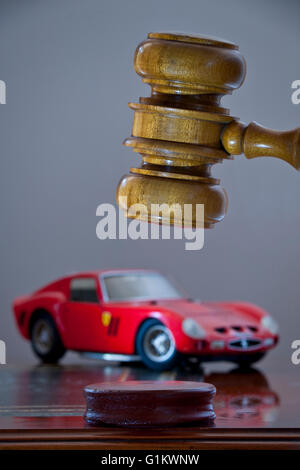 Auto-Auktion Konzept Bild des klassischen roten Jahrgang 1963 Ferrari 250 GTO mit Auktionatoren Hammer in Auktionsraum Verkaufssituation Stockfoto