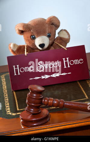 Hausverkauf durch Versteigerung/Begriff, Auktionatoren Hammer & "Home Sweet Home" Schild mit Kindes ansprechend Teddybär im support Stockfoto