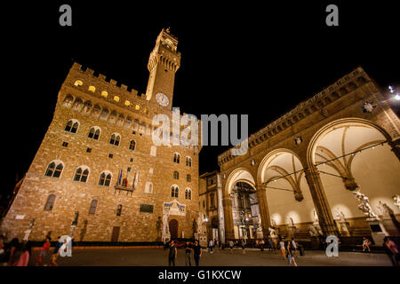 illuminierte Nachtansicht des Palazzo Vecchio Piazza della Signoria Florence Italy Stockfoto