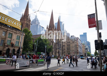 Menschen Sie Kreuzung Flinders Street in der Nähe von St. Pauls Kathedrale in Melbourne, Australien Stockfoto