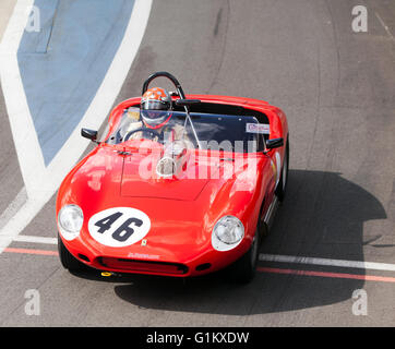 1960, 246S Ferrari Dino, angetrieben von Bobby Verdon-Roe, verlassen die Gruben bei der Silverstone Classic Test Medientag Stockfoto