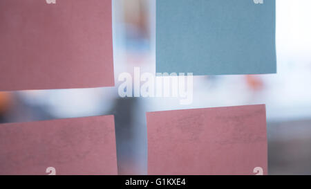 bunte Memo Aufkleber auf Glas Wand Fenster, moderne Büro, Tagungsraum im Hintergrund unscharf Stockfoto
