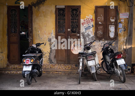 Motorräder und Fahrräder parken vor der Tür eines Hauses in der Altstadt von Hanoi Stockfoto