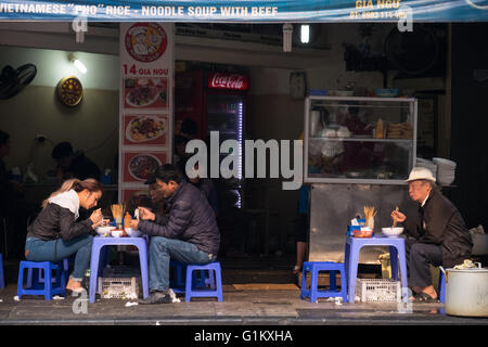 Menschen Essen in einem Restaurant Pho in Hanois Altstadt Stockfoto