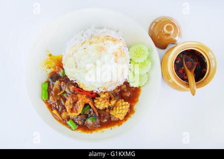 Gebratene Meeresfrüchte in thai roter Curry-Paste mit Reis und Spiegelei, würzig Gebratene Meeresfrüchte rühren, gebratene Garnelen Curry Stockfoto