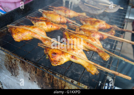 Gegrilltes Huhn auf geräuchert, thailändische Spezialitäten. Stockfoto