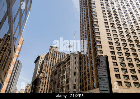 NEW YORK, USA – 21. April 2016: Wolkenkratzer in New York, USA. Mit mehr Tha 8 Millionen Einwohnern ist es die bevölkerungsreichste Stadt in Stockfoto