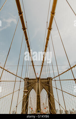 NEW YORK, USA - 16. Mai 2016: Brooklyn Brücke in New York. Die Brooklyn Bridge ist eine Hybrid-Kabel-geblieben/Hängebrücke in New Stockfoto